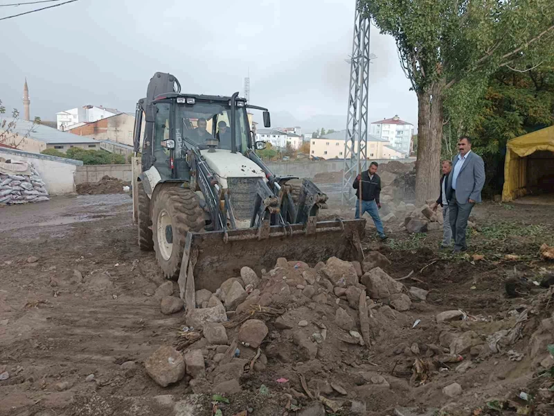 Taşlıçay’da sokak ve yol genişletme çalışmaları başladı
