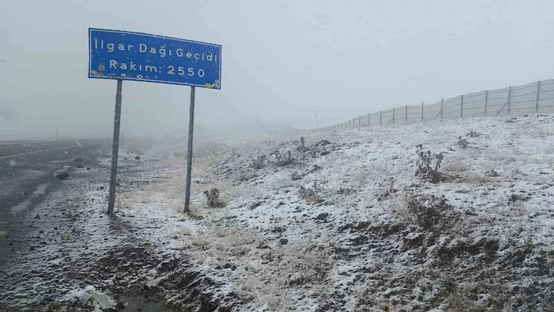 Ardahan’ın yüksek kesimlerine kar yağdı
