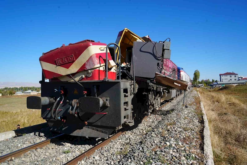 Muş’ta yolcu treni beton pompasına çarptı; 1 ölü, 2 yaralı
