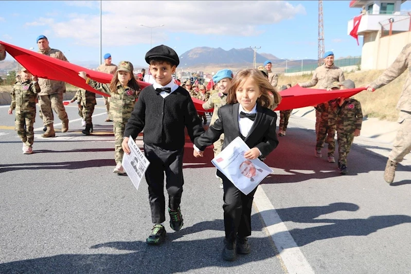 Cumhuriyet’in 101. yılında Tatvan’da minik öğrencilerden coşkulu kutlama
