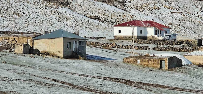 Türkiye’nin en yüksek rakımlı köyü beyaza büründü
