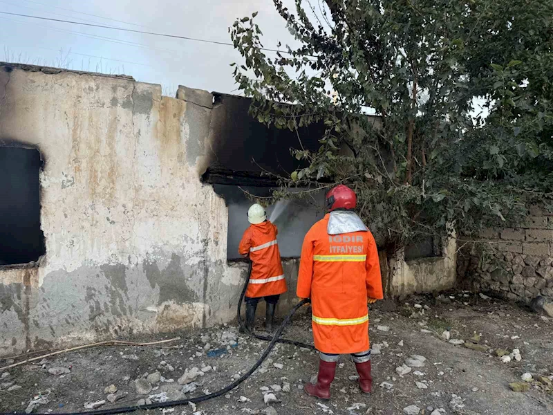 Iğdır’da metruk binada yangın
