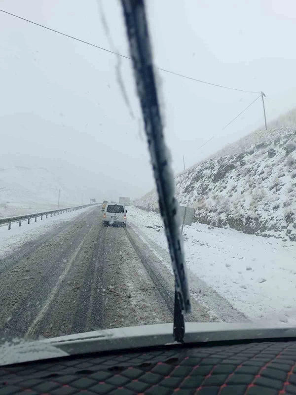 Başkale Güzeldere Geçidi’nde kar yağışı: Onlarca araç yolda kaldı