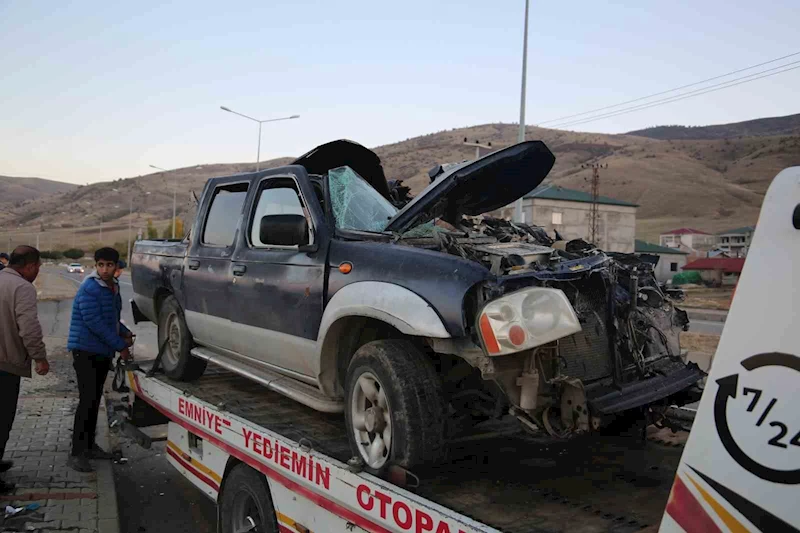 Muş’ta hafif ticari araç ile kamyon çarpıştı: 3 yaralı
