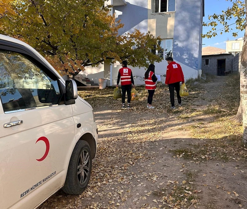 Kızılay’dan ihtiyaç sahibi ailelere kıyafet ve gıda desteği
