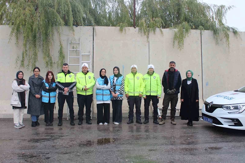 Öğrencilerden polislere destek ziyareti
