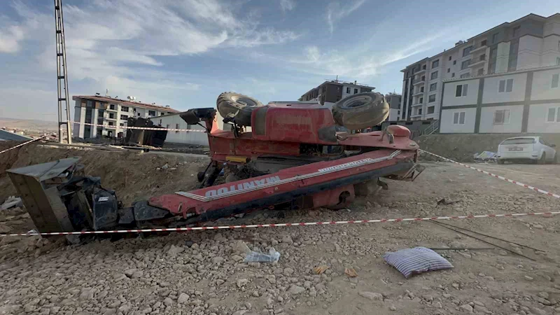 Elazığ’da akılalmaz olay: Operatör lavaboya gitti, kepçeyi çalıştırmak isteyen 2 genç hayatını kaybetti
