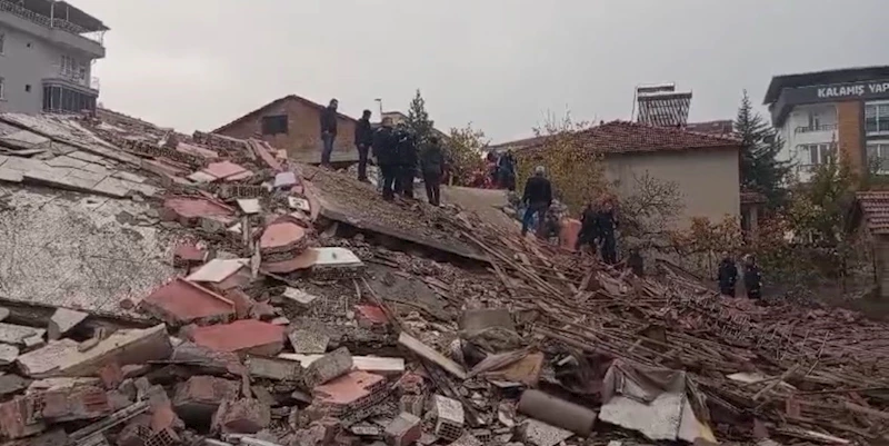 Malatya’nın Yeşilyurt ilçesinde ağır hasarlı 4 katlı bir binada yıkım sırasında göçük meydana gelirken kepçe operatörü enkaz altında kaldı. Olay yerine çok sayıda arama kurtarma ekibi sevk edildi.
