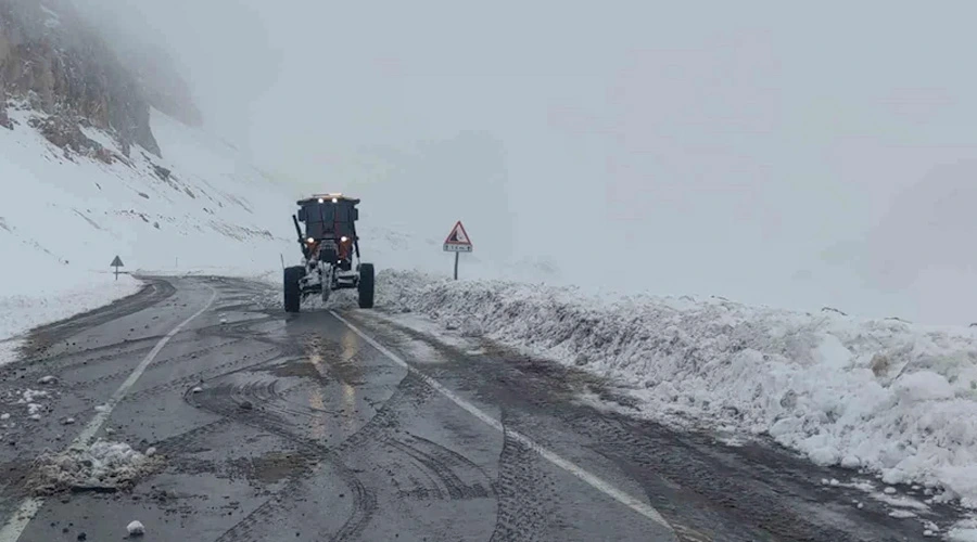 Van-Bahçesaray Yolu Kar Küreme Kahramanları Sayesinde Yeniden Açıldı!