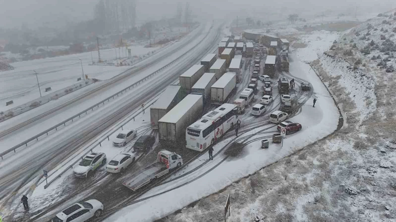 Yoğun kar yağışıyla Erzincan - Sivas kara yolu ulaşıma kapandı
