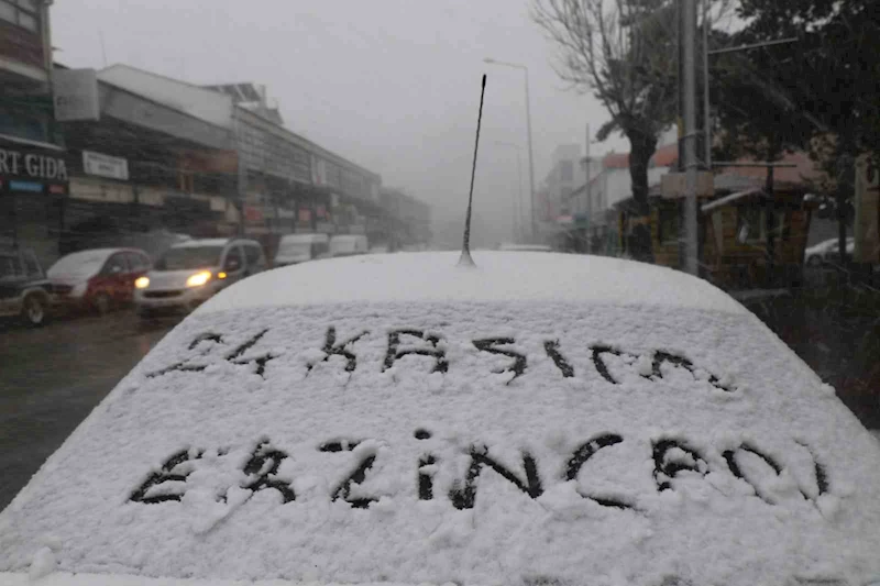 Erzincan kent merkezine mevsimin ilk karı düştü, tipi hayatı felç etti
