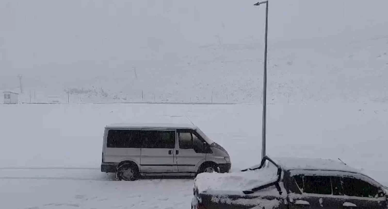 Hakkari’de kar kalınlığı 30 santimetreye ulaştı
