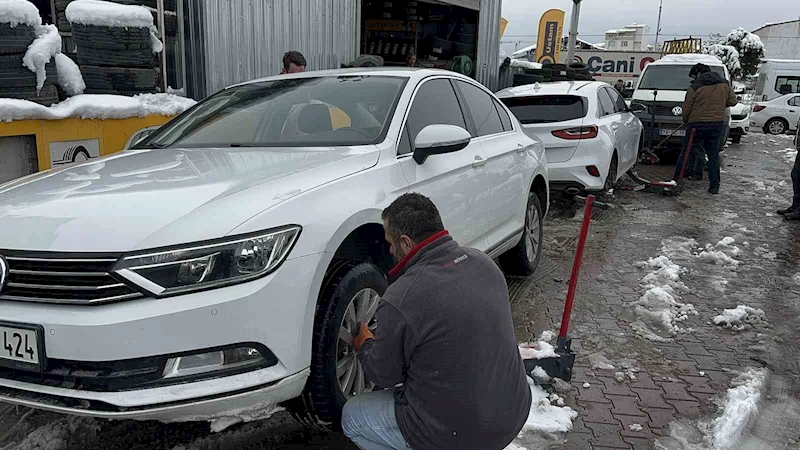 Malatya’da kar yağdı, lastikçilerde kuyruk oluştu
