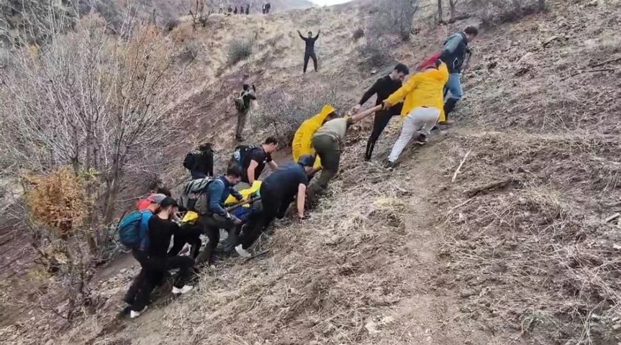 Yaralı Doğaseverin Kahramanca Kurtuluşu: Arkadaşları Yapay Sedye Yaptı, Kanyondan Başarıyla Çıkardı!