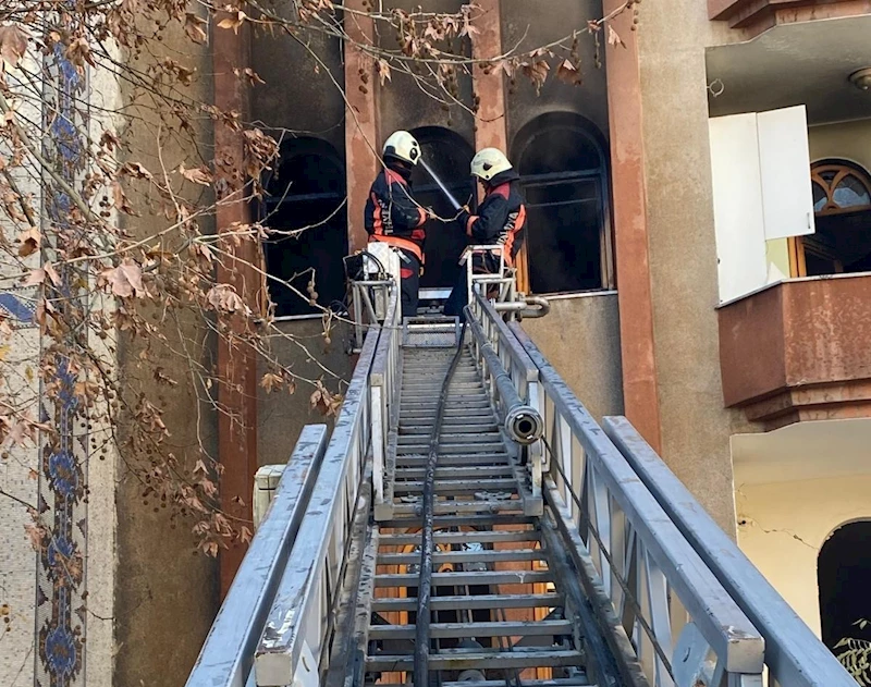 Hasarlı binada çıkan yangın söndürüldü
