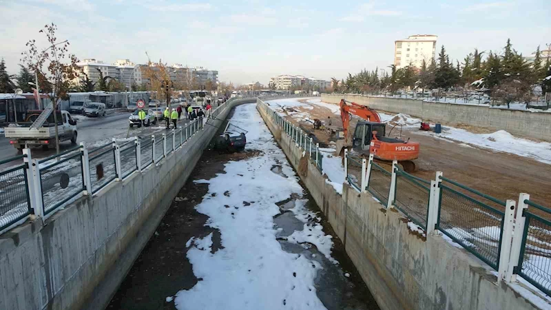 Sulama kanalına düşen Opel marka otomobilin sürücüsü yaralandı
