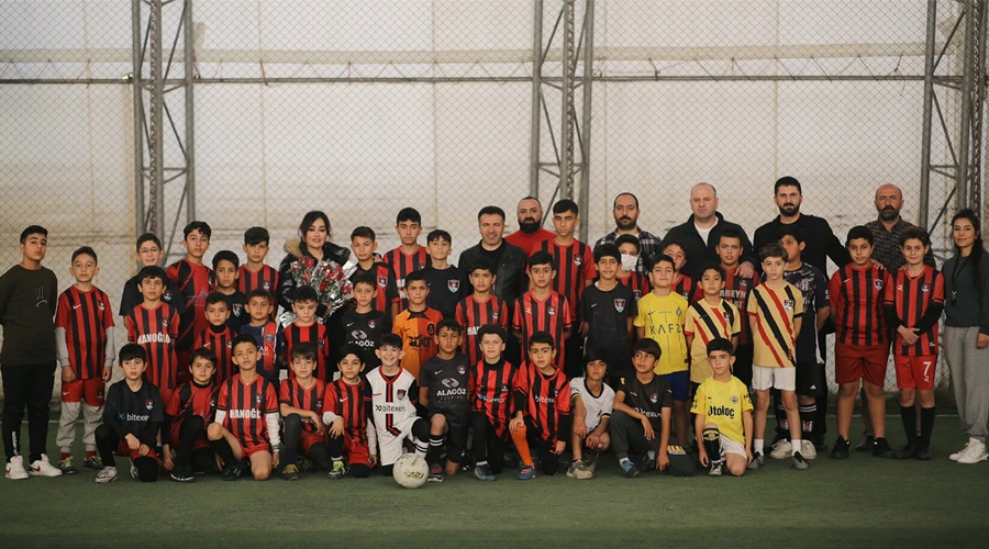 Vanspor Yönetimi, Geleceğin Yıldızlarıyla Buluştu: Minik Futbolculardan Renkli Karşılama!