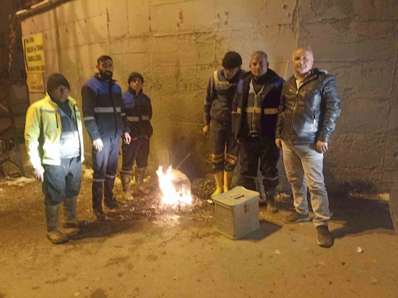 Hakkari Belediyesi Su ve Arıza ekipleri zorlu kış şartlarına meydan okuyor
