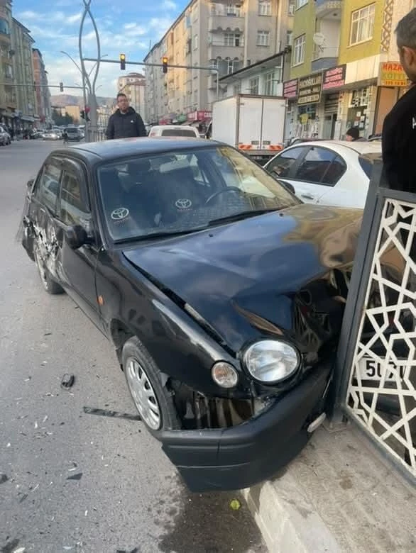 Elazığ’da kamyon ile otomobil çarpıştı
