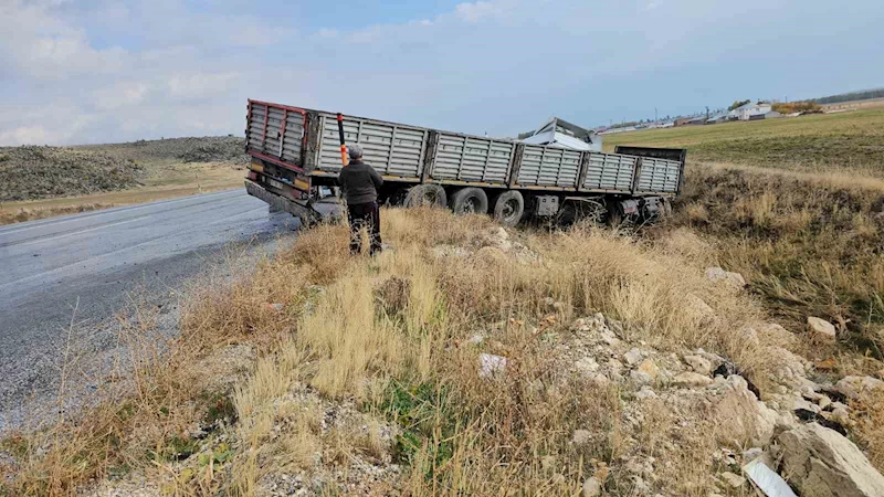 Direksiyon hakimiyeti kaybedilen tır yoldan çıktı
