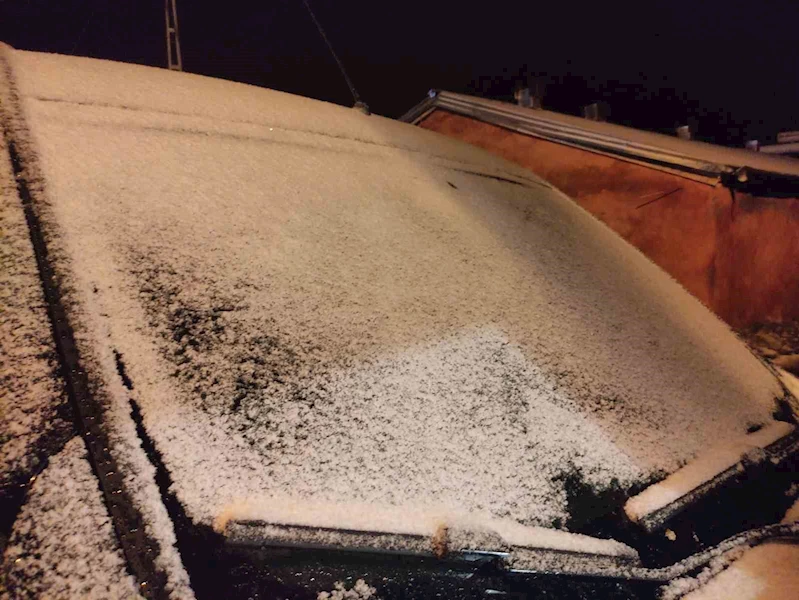 Ardahan’da gece saatlerinde kar yağışı ve tipi etkili oldu
