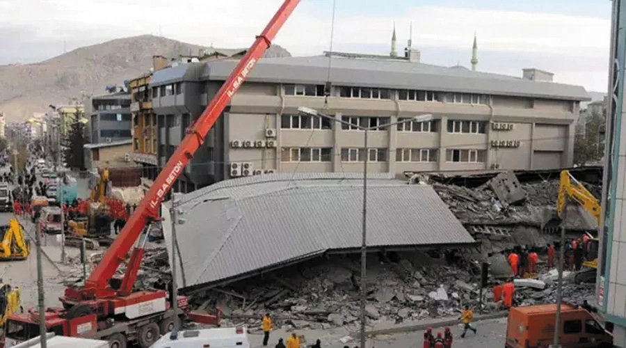 13 Yıl Sonra Van Depreminde Kaybedilen Hayatlar Anılıyor!