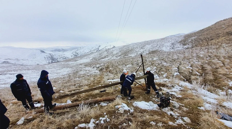 Elektriğin Kahramanları: VEDAŞ Ekipleri Kışın Zorlu Şartlarında Mesaiye Devam Ediyor!