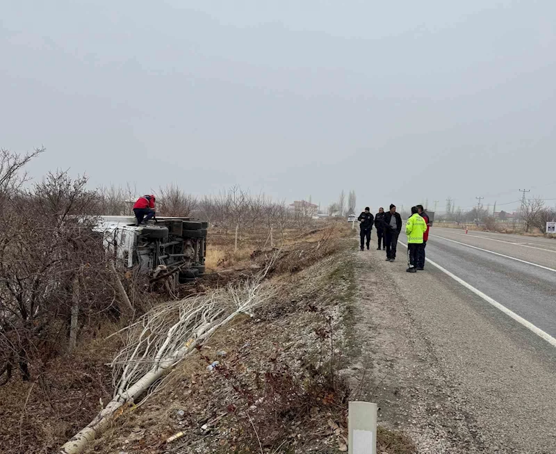 Kontrolden çıkarak devrilen kamyonun sürücüsü yaralandı
