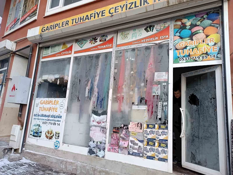 Diyadin’de iş yerlerinin camları buz tuttu
