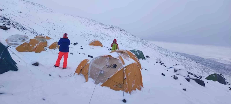 Ağrı Dağı’na çıkmak isteyen dağcılara kar ve fırtına engeli
