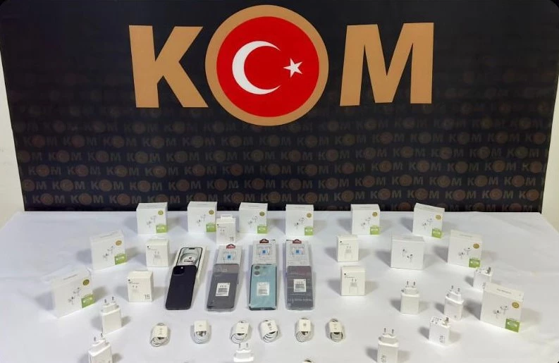 Bingöl’de kaçak telefonlar ve aksesuarları ele geçirildi
