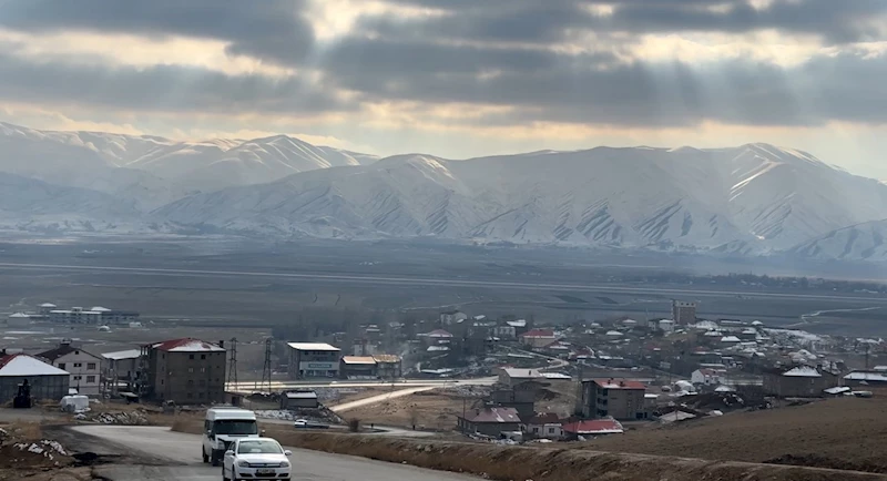 Yüksekova’nın etrafını saran dağlar karla kaplandı
