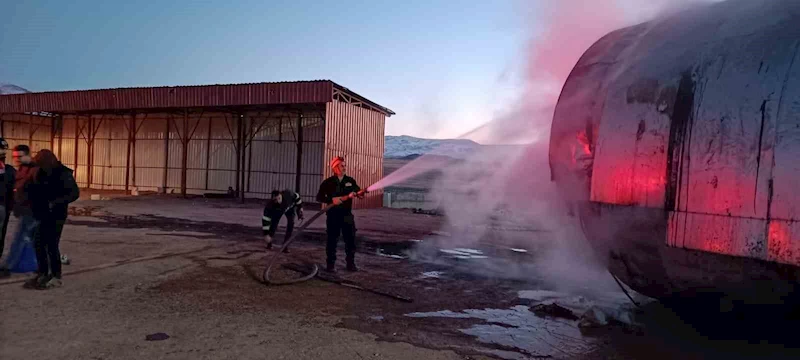 Doğubayazıt’ta petrol istasyonu deposunda yangın paniği
