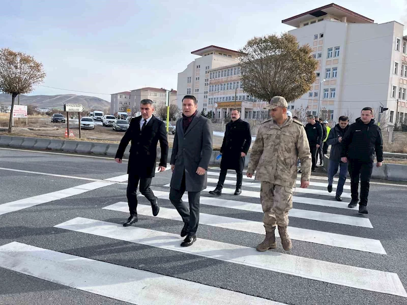 Tuşba Kaymakamı Musa Göktaş, kaza bölgesinde incelemede bulundu