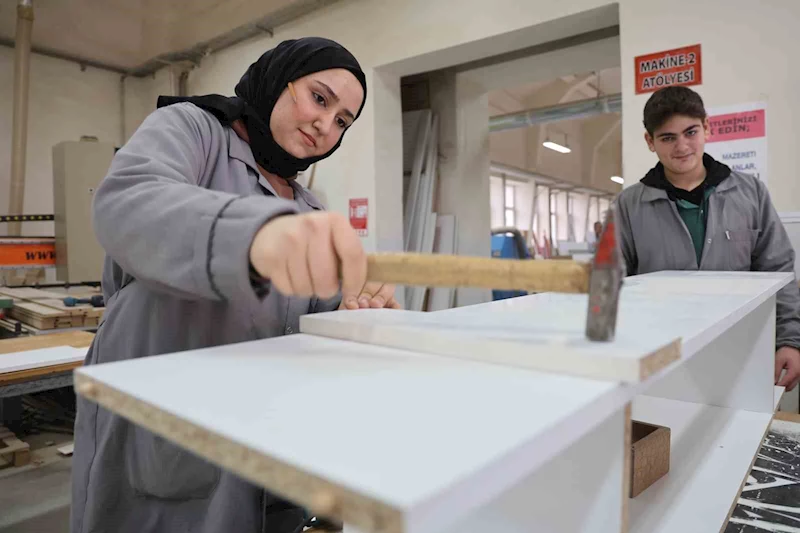 Mobilya bölümünün tek kız  öğrencisi: Kulağında kalem elinde çekiç, erkeklere taş çıkartıyor
