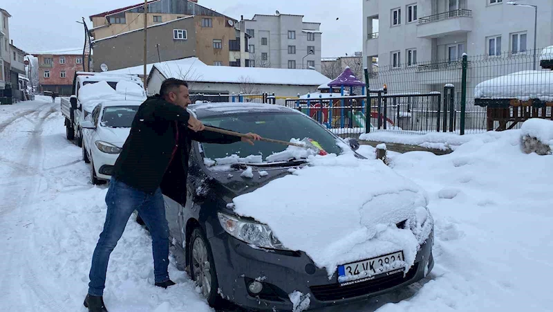 Karlıova’da kar esareti: Belediye ekipleri kar birikintilerini kamyonlarla taşıyor
