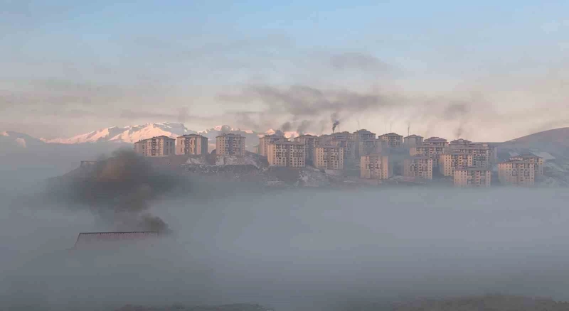 Yüksekova’da yoğun sis masalsı manzaralar oluşturdu
