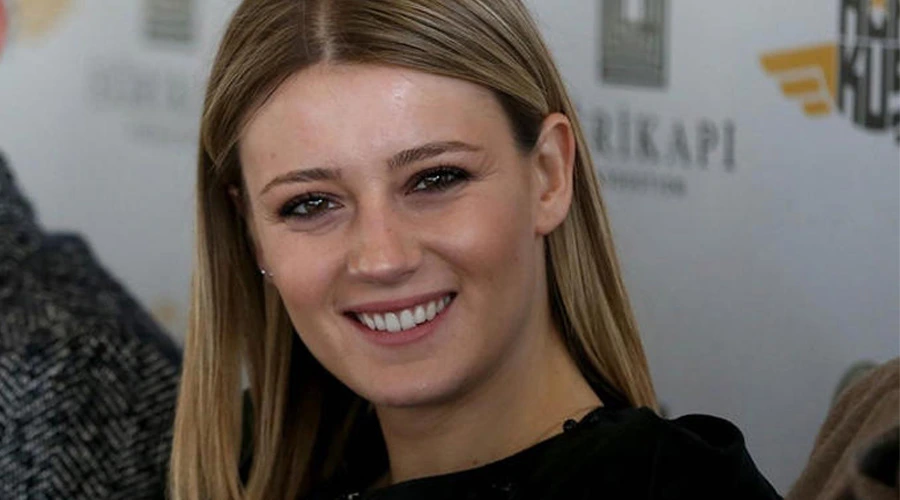 Gizem Karaca Hamilelik Müjdesiyle Gündemde! İzmir