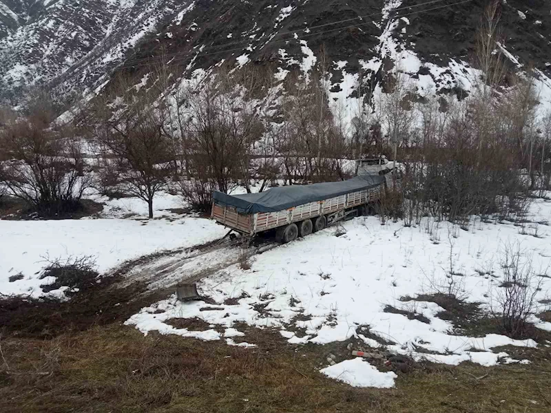 Tunceli’de şeker yüklü tır şarampole yuvarlandı
