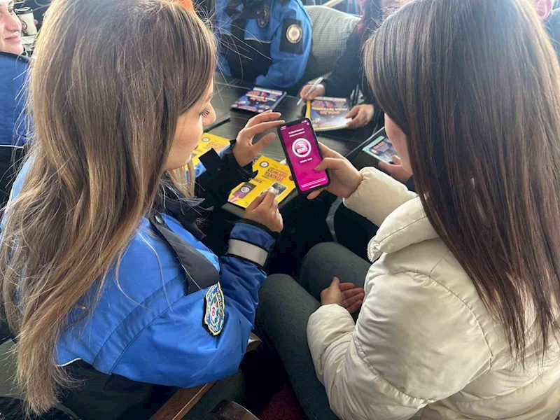 Polis Üniversite Öğrencilerini Bilgilendirdi
