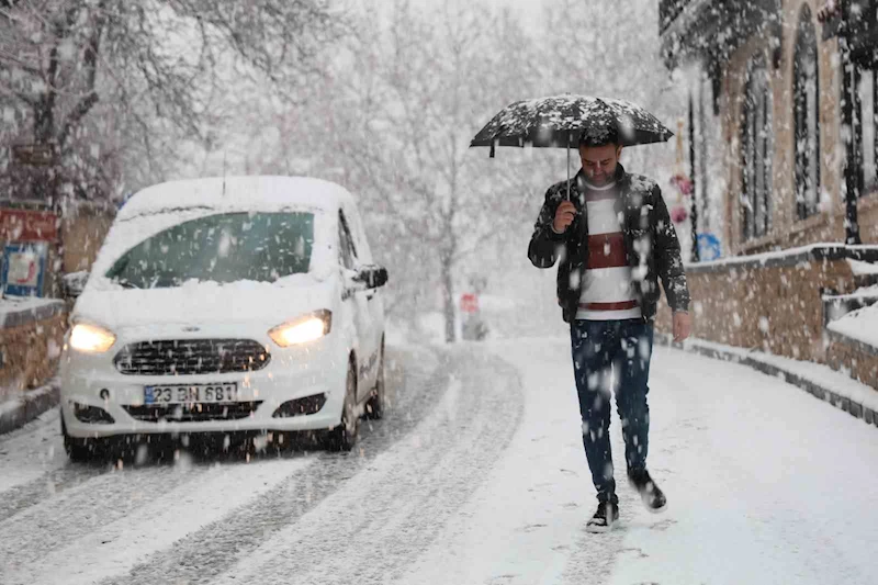 Elazığ’da kar yağışı başladı, kent beyaza büründü
