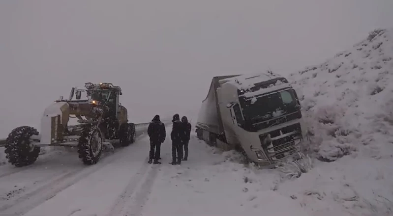 Van’da kar yağışı trafik kazalarına neden oldu, yol saatlerce ulaşıma kapandı