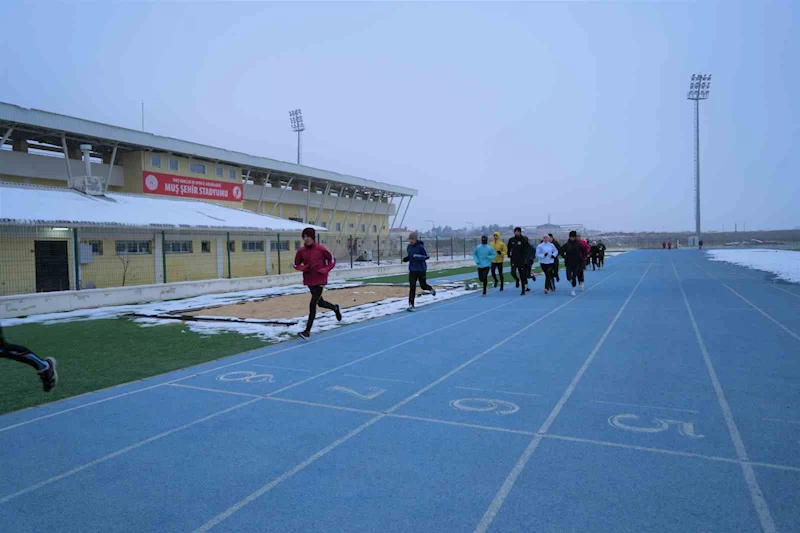 Muş’ta soğuk hava sporcuları durduramadı: Avrupa Kros Şampiyonası hazırlıkları sürüyor
