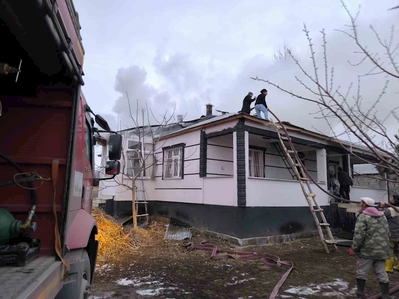 Erciş’te çatı ve kazan dairesi yangını