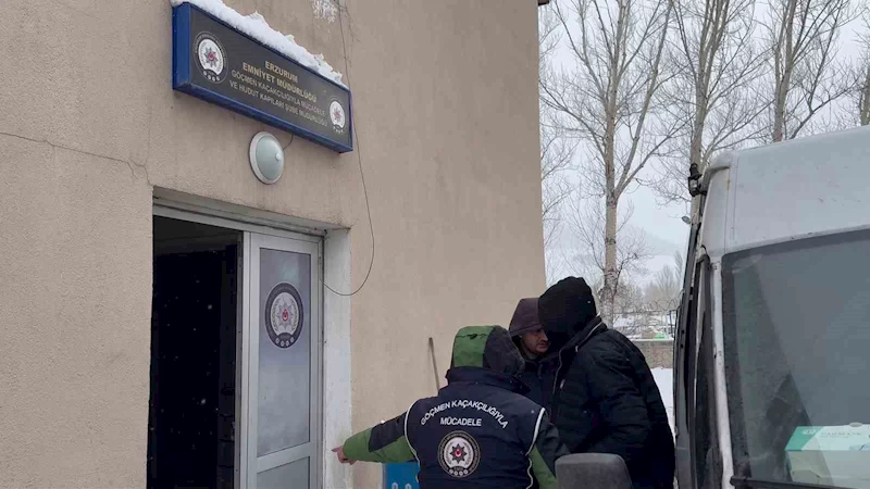 Kamyonetin kasasına gizlenmiş bölümde kaçak göçmenler yakalandı
