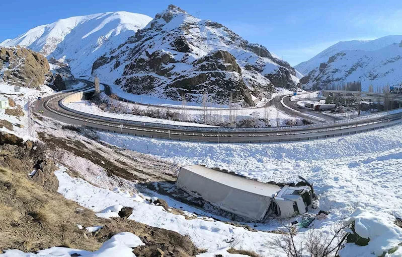 Oltu yol ayrımında bir kaza daha: TIR şarampole yuvarlandı
