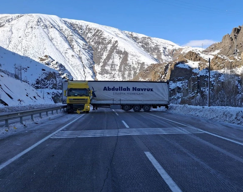 Oltu yol ayrımında yine Tır kazası
