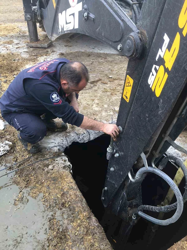 İtfaiye ekipleri kuyuya düşen gebe inek için zamanla yarıştı
