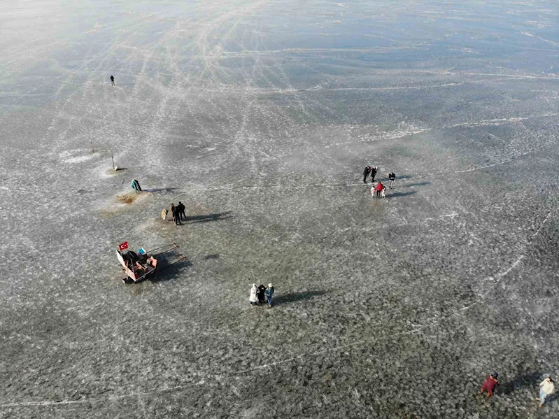 Kars Çıldır Gölü’nde dörtnala atlı kızak keyfi
