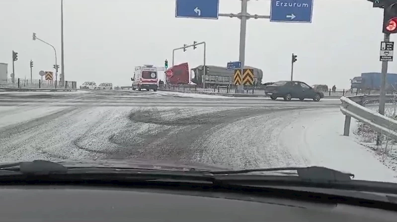 Kars’ta yollar buz pistine döndü
